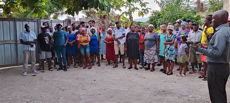 Residents of Pasquette coming to receive their Christmas packages